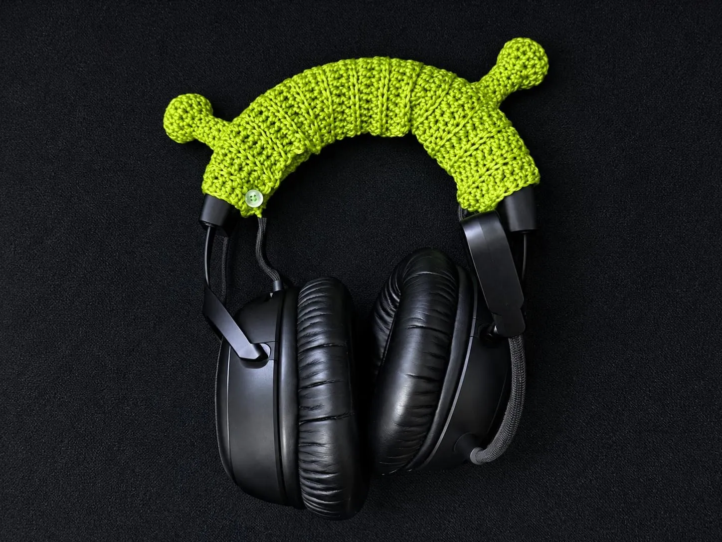 Capa de crochê verde com orelhinhas do Shrek para o arco do fone de ouvido.