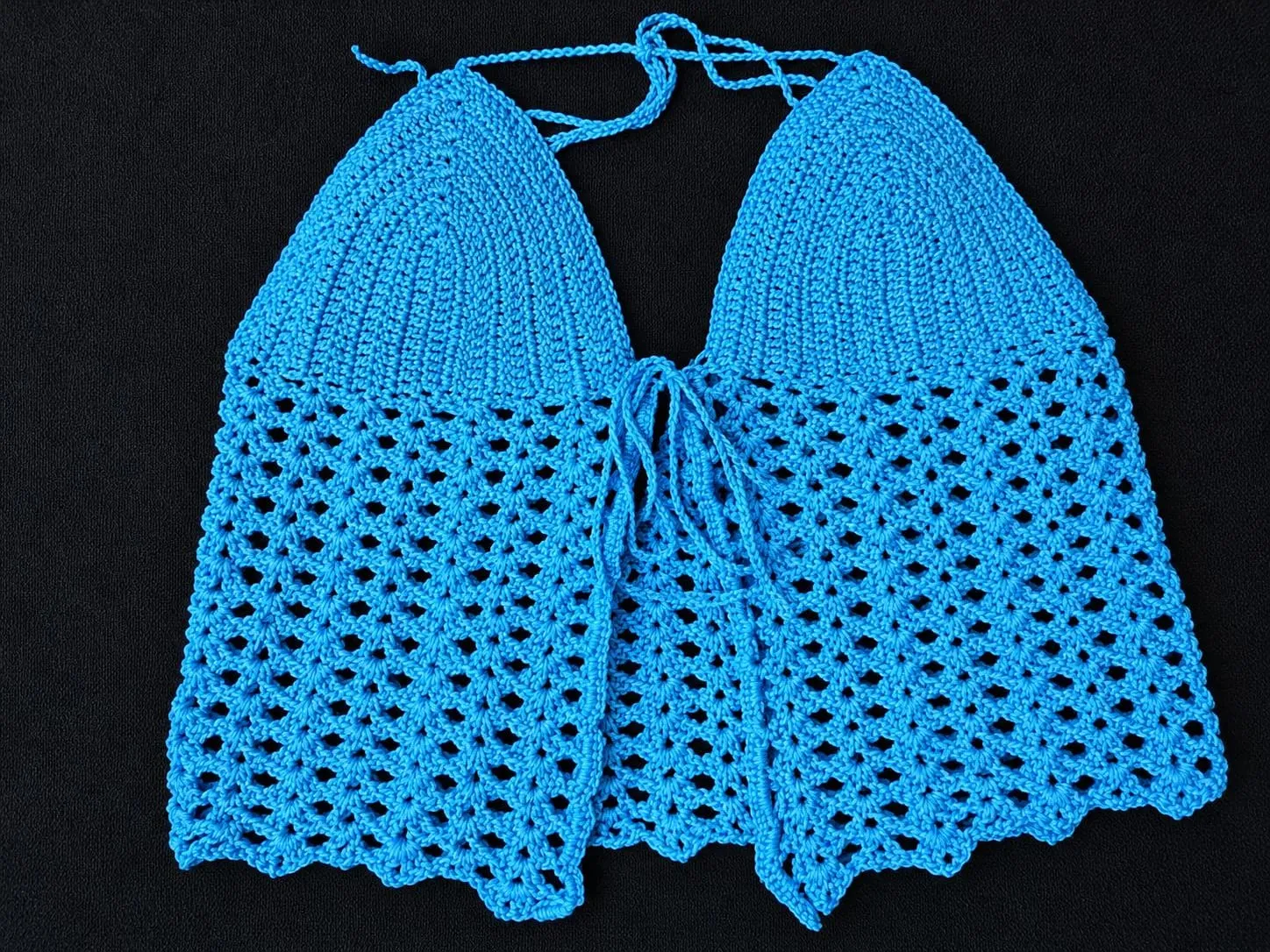 Cropped de crochê azul com amarração e barra rendada, feito à mão.