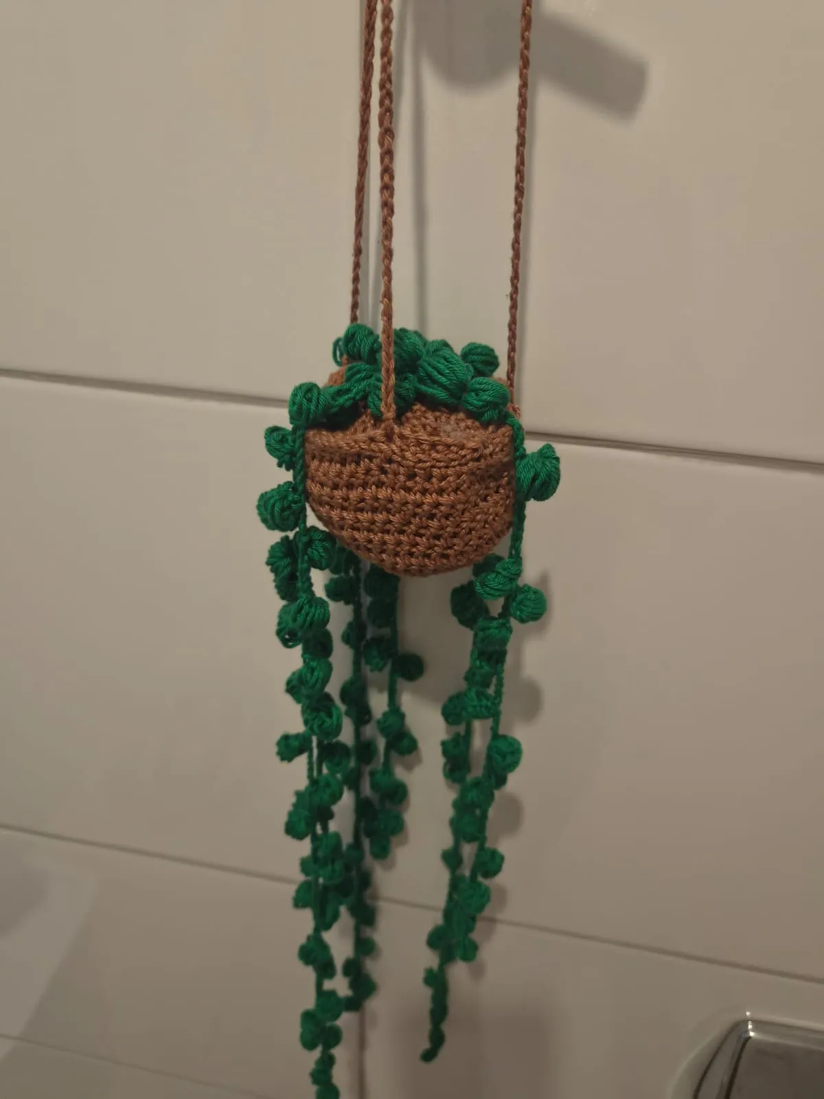 Suculenta de crochê pendurada num vasinho